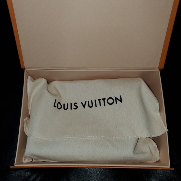 Authentic New Louis Vuitton Toiletry 19/Crossbody - Picture 9 of 16